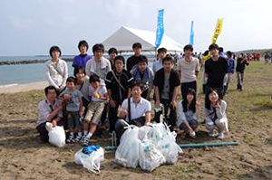 画像：海岸線の清掃（金沢事業所）